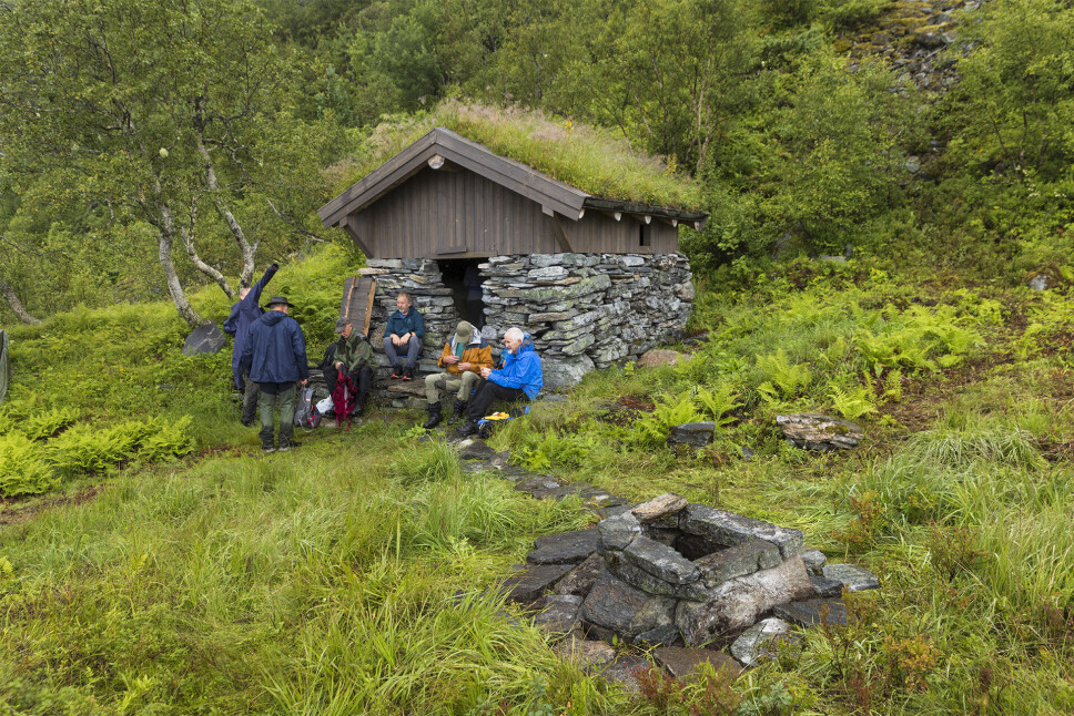 Mannfolka rastar ute ved Høyløå.