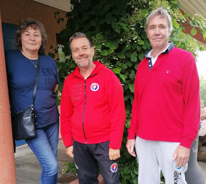 Tre som står på for fullt for leirdeltakerne; Hjørdis Telstad, Kjell Gunnar Polden og Per Andresen Tre som står på for fullt for leirdeltakerne; Hjørdis Telstad, Kjell Gunnar Polden og Per Andresen