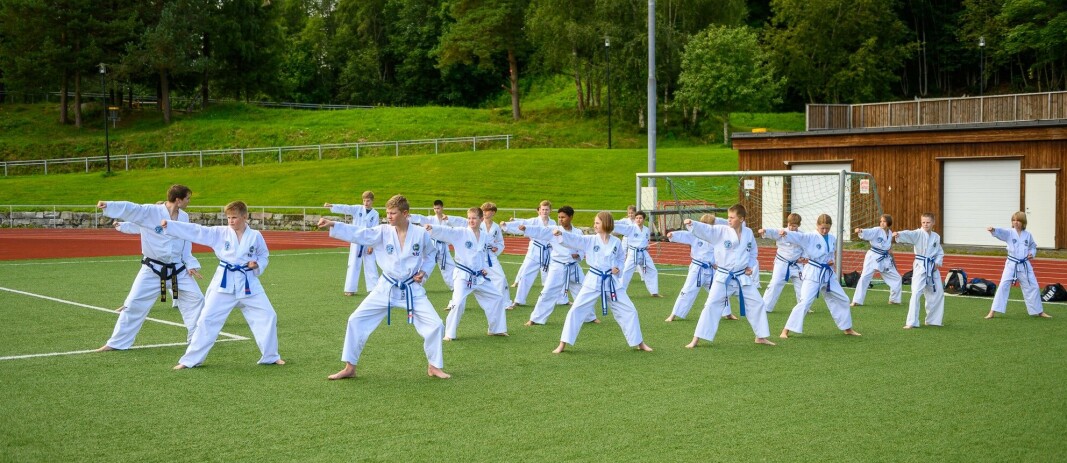 Trening ute i finværet på Øye stadion. Trening ute i finværet på Øye stadion.