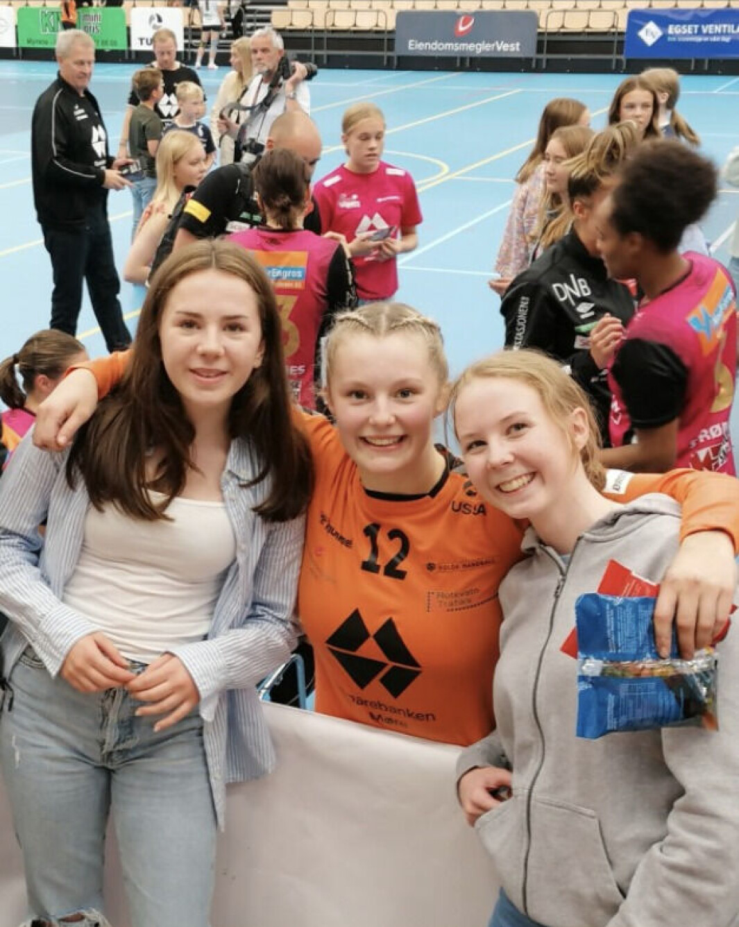Tina Sæterbø og Gine Sæterbø gratulerer Ingrun etter kampen onsdag. De er sterkt imponert over hva hun presterer på banen. Tina Sæterbø og Gine Sæterbø gratulerer Ingrun etter kampen onsdag. De er sterkt imponert over hva hun presterer på banen.