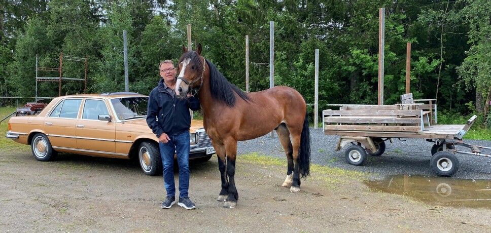 Nils Stokke med sin egen hest Stormare - en aktiv traver som bor i stallen ved travbanen.