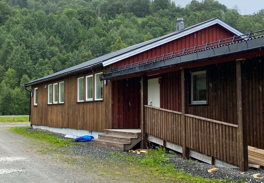 Ny kledning og nye vinduer på framsida. Ny kledning og nye vinduer på framsida.