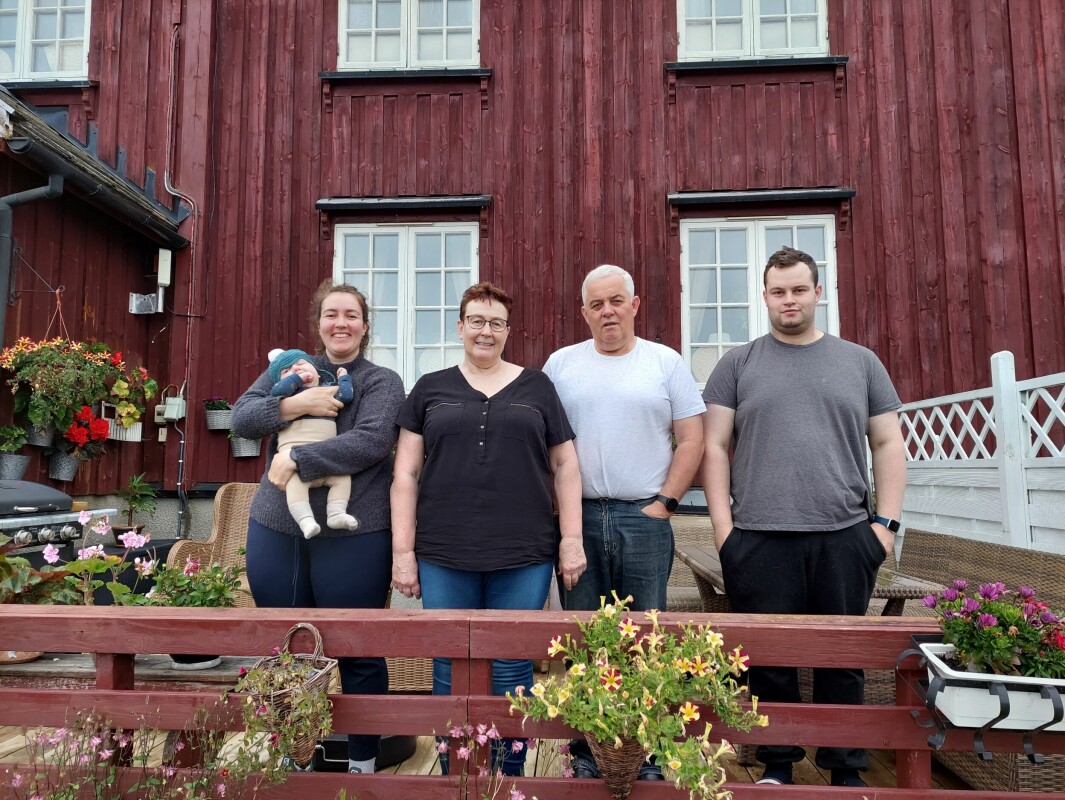 Lene Merete Kirkholt med sønnen Nils Magnar Kirkholt Moen, Marit Haltli, Morten Kirkholt og Ole Gunnar Kirkholt.