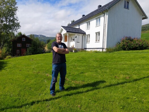 Jarle Møkkelgård har drevet gård siden 1996, og store deler av tiden sammen med nevøen.