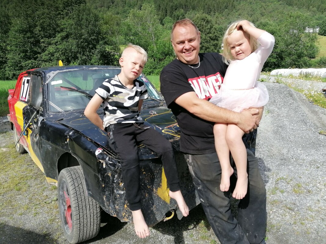 Kristian Stinus Holden sammen med barna Jo Kristian (snart 7) og Julie Arizona (snart 4) i siste innspurt hjemme før landsfinalen. Dette er bilen som ble brukt under kvalifiseringen i Rindal. Kristian Stinus Holden sammen med barna Jo Kristian (snart 7) og Julie Arizona (snart 4) i siste innspurt hjemme før landsfinalen. Dette er bilen som ble brukt under kvalifiseringen i Rindal.