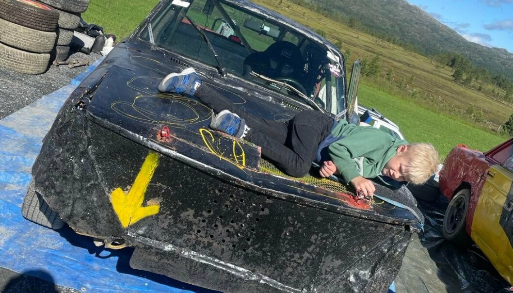 Sønnen Jo Kristian slapper av på bilen til pappa på Støren forrige søndag. Sønnen Jo Kristian slapper av på bilen til pappa på Støren forrige søndag.