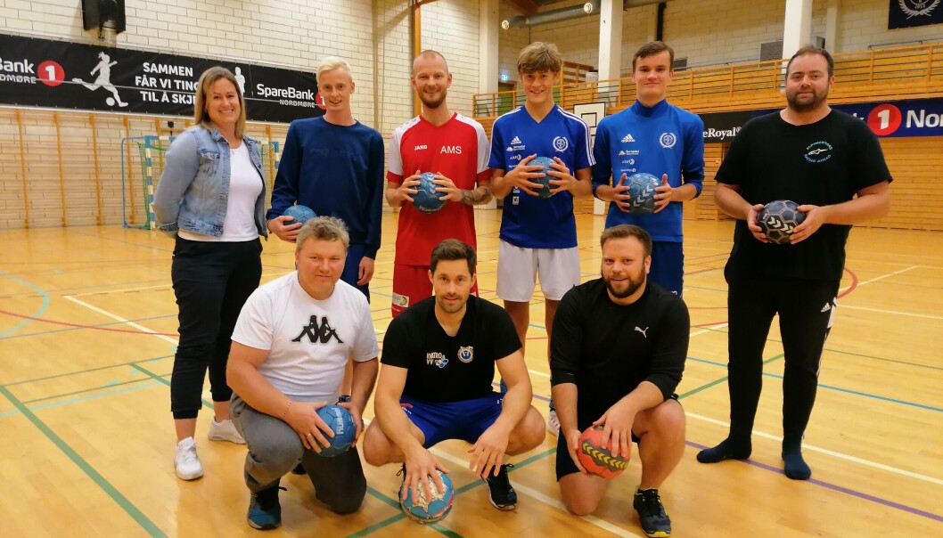 Åtte menn og ungdommer stilte på høstens første trening. Bak fra venstre: Leder i SIL Handball Elin Mo, Ola Næss Moen, Anders Moe Sæter, Marius Fjærvik, Jørgen Lundemo Solli og Reidar Rudolfsen. Foran fra venstre: Stian Faksnes, Stian Kooyman og Tarjei Fugelsøy. Åtte menn og ungdommer stilte på høstens første trening. Bak fra venstre: Leder i SIL Handball Elin Mo, Ola Næss Moen, Anders Moe Sæter, Marius Fjærvik, Jørgen Lundemo Solli og Reidar Rudolfsen. Foran fra venstre: Stian Faksnes, Stian Kooyman og Tarjei Fugelsøy.