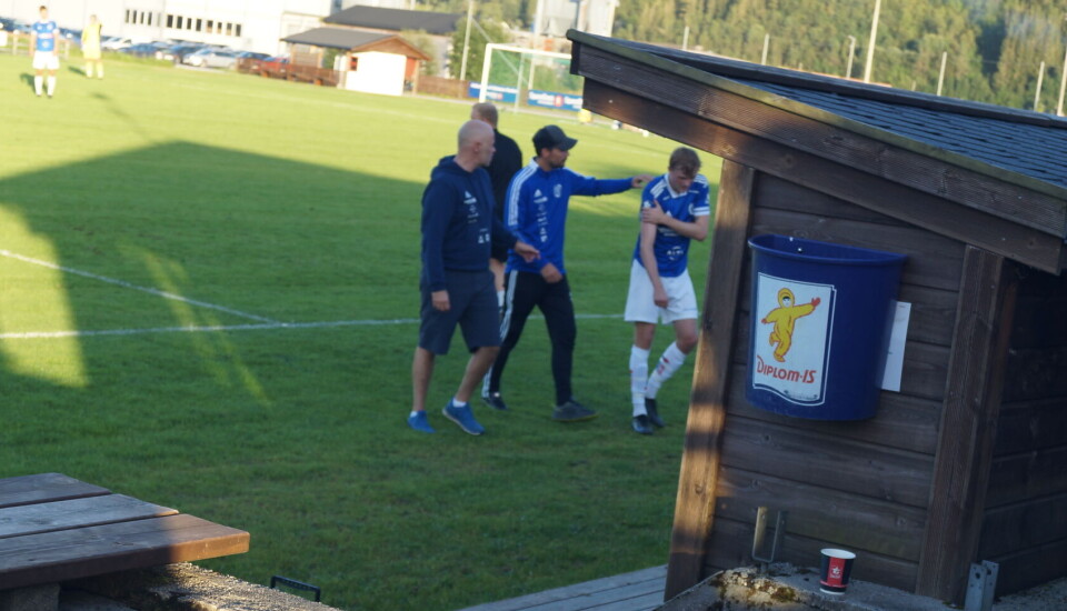 Tore Næss med det som åpenbart var støttende ord fra trener og støtteapparat i det han gikk i garderoben med skuldra ute av ledd.