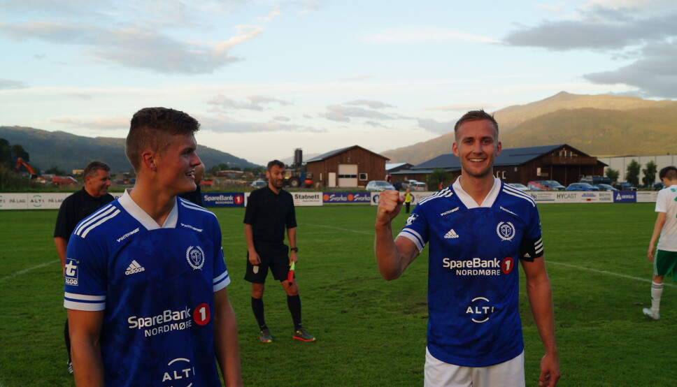Målscorerne Tore Bæverfjord (kåret til banens beste) og Andreas Dalsegg Sæter (kaptein) jubler for tre poeng hjemme mot Træff 2.