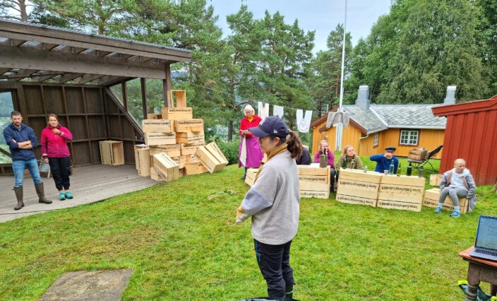 Regissør Marie cecilie Sandbæk instruerer skuespillerne på Kleiva Regissør Marie cecilie Sandbæk instruerer skuespillerne på Kleiva