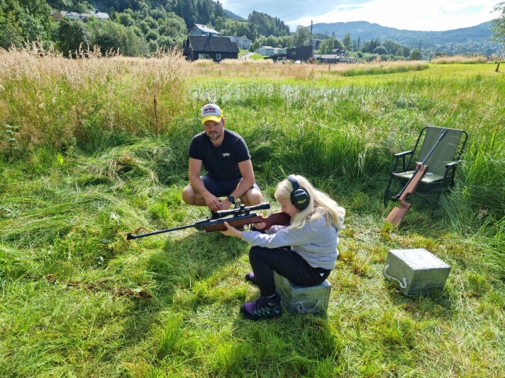 Sara Mari Walle Reiten i full konsentrajon med luftgeværet under kyndig veiledning av Martinus Grønnes Sara Mari Walle Reiten i full konsentrajon med luftgeværet under kyndig veiledning av Martinus Grønnes