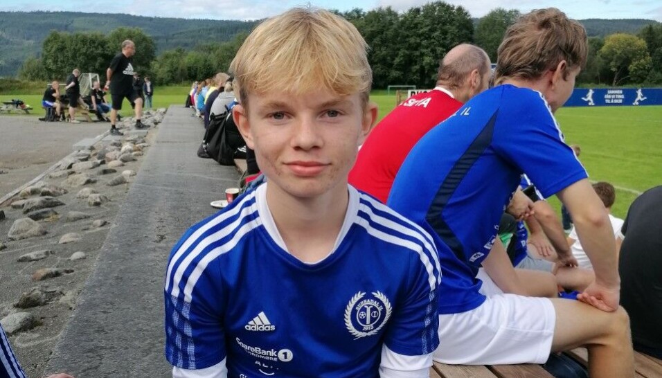 Det var god stemning. Mads Georg Avset (15) var en av tilskuerne. Favorittlaget var «Fælfotn FK» som tok straffer på han under en spontan trening på fredag.
