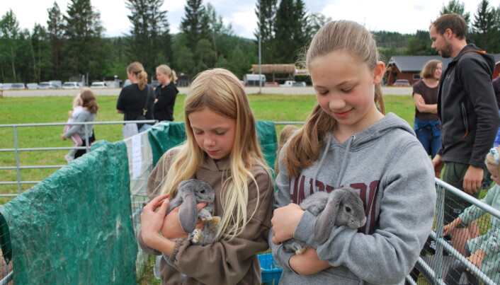Maja Krogh Skjermo og Synne Therese Bjørnstad fann seg kaninar