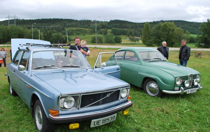 Lars Kristian Heggset viser fram sin Volvo 142. Han har hatt bilen i ti år. – Ein godvêrdags-bil, seier han.