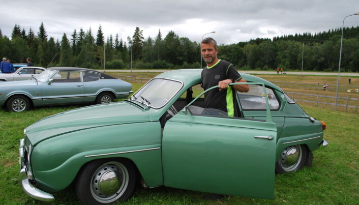 Arne Fiske med sin Saab 96, 1965 modell, 2 takt. – Den høyrest ut som ein snøskuter når eg startar den, seier Arne.