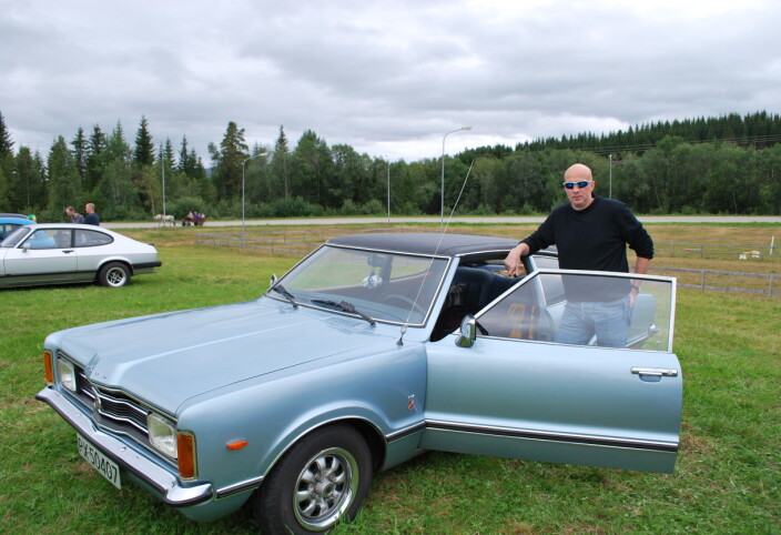 Arnt Kjetil Bøe viser fram ein Ford Tanus cupe, 1974 modell, GXL automatic. Han har hatt bilen sidan 2016. Han brukar å dra på landstreff på Hunderfossen med bilen sin, arrangert av Tanusklubben Norge.
