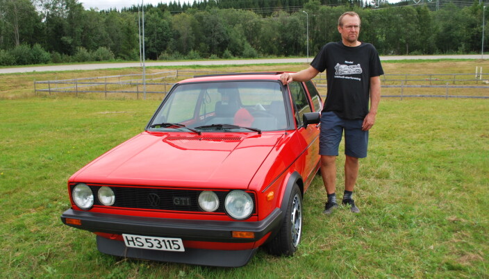 Lasse Skjølsvold har med seg ein VW Golf GTI, 1983-modell. – Den første bilen eg hadde var ein Golf, men da hadde eg ikkje råd til ein GTI, fortel Lasse. Denne har han hatt sidan 2010.