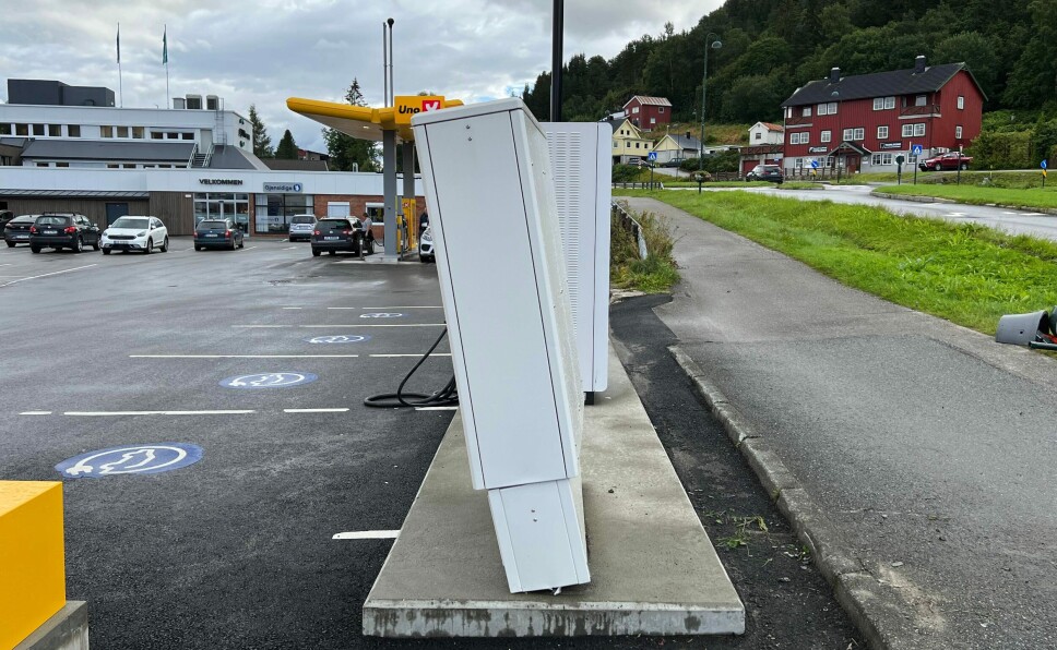 Bil kjørte inn i ladestasjonen ved Alti