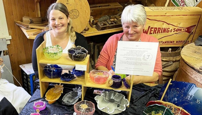 Søster Marita og mamma Anne Berit med Jeanett Gravvold sine lekre resin-produkt. Søster Marita og mamma Anne Berit med Jeanett Gravvold sine lekre resin-produkt.