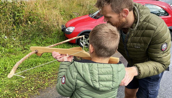Pappa Anders viser Einar (8) korleis «hardbusta» skal brukast. Pappa Anders viser Einar (8) korleis «hardbusta» skal brukast.