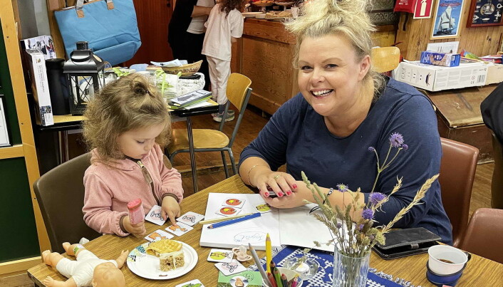 Vesle Ingrid (3) og mormor Tanja kosar seg med kort og fargelegging. Vesle Ingrid (3) og mormor Tanja kosar seg med kort og fargelegging.