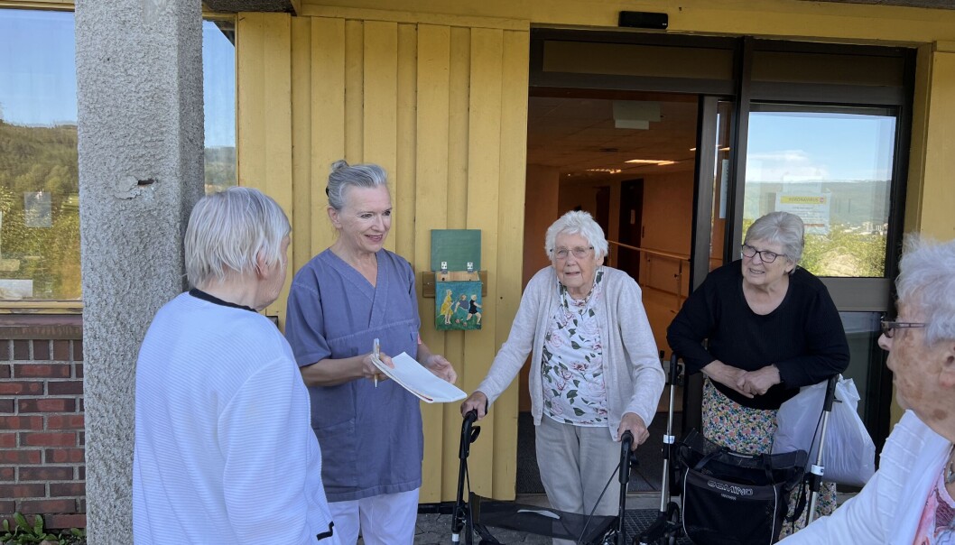 Conny passer på å dele ut masse skryt til de spreke, unge damene som gjennomførte tirsdagstrimmen. Conny passer på å dele ut masse skryt til de spreke, unge damene som gjennomførte tirsdagstrimmen.
