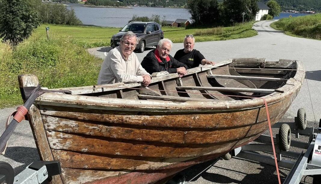 Den hundre år gamle «Vikanbåten» kom i sommar heim til fødestaden Bøgeilen og vart vel motteken av etterkomarar av byggmeister Bernt L. Bøe. Frå venstre Bernt G. Bøe (sønnesønn), Einar I. Bøe (sønnesønn) og Inge Dønheim (oldesønn). Den hundre år gamle «Vikanbåten» kom i sommar heim til fødestaden Bøgeilen og vart vel motteken av etterkomarar av byggmeister Bernt L. Bøe. Frå venstre Bernt G. Bøe (sønnesønn), Einar I. Bøe (sønnesønn) og Inge Dønheim (oldesønn).