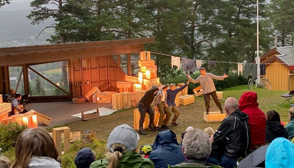 Karstein Mauset synger Svarrabærje sammen med Pål Sæther, Gøran Bolme og Lasse Løfaldli.