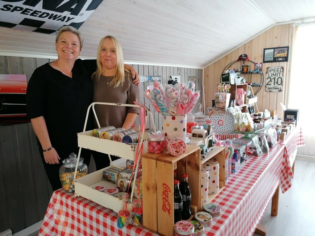 Mette Helen (t.v.) sammen med kremmer Astrid Hoem fra Krambua på Kvendbøen Mette Helen (t.v.) sammen med kremmer Astrid Hoem fra Krambua på Kvendbøen