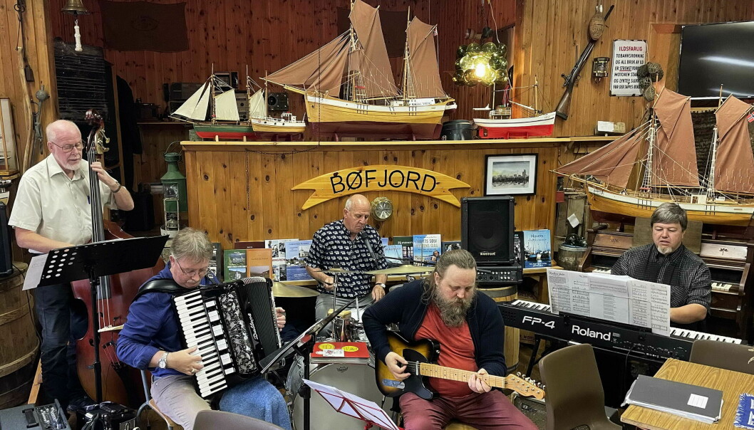 Velklingande taffelmusikk med «Hjemmelaget». Frå venstre Hans Lauritsen, Peder Hønsvik, Tony Hopen, Espen Wilhelmsen og Alex Kurbanov.