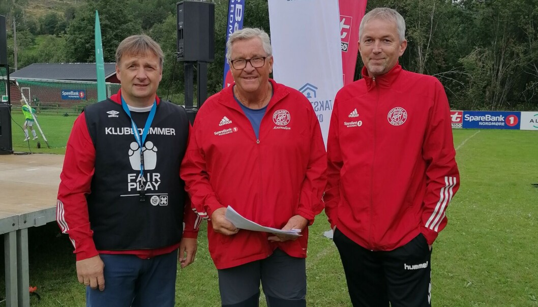 Her står Leif Magne Andersen og Magne Hansen sammen med leder i hovedstyret i IL Søya Lars Inge Kvande. Her står Leif Magne Andersen og Magne Hansen sammen med leder i hovedstyret i IL Søya Lars Inge Kvande.
