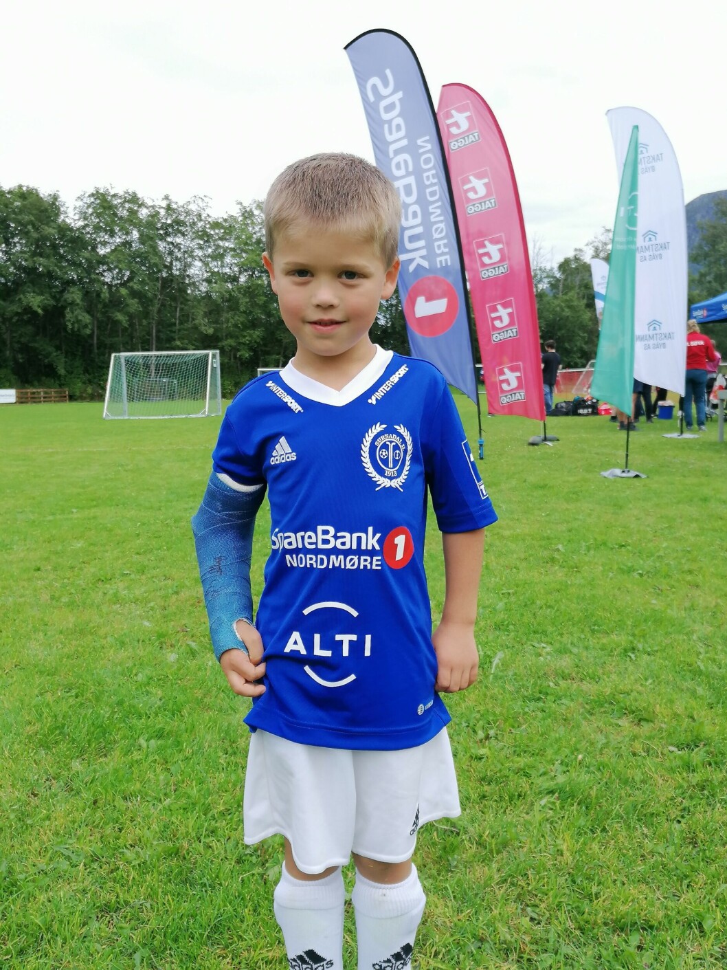 Isak Flyum (6 år) brøt hånden sin for to uker siden, men det hindret han ikke i å stille opp på cupen lørdag. Han spiller for Surnadal, og det er første året han er med på Søya-cup. Første kamp spilte de mot Søya hvor han møtte en som går i samme klasse på skolen. Her før de to siste kampene. Isak Flyum (6 år) brøt hånden sin for to uker siden, men det hindret han ikke i å stille opp på cupen lørdag. Han spiller for Surnadal, og det er første året han er med på Søya-cup. Første kamp spilte de mot Søya hvor han møtte en som går i samme klasse på skolen. Her før de to siste kampene.