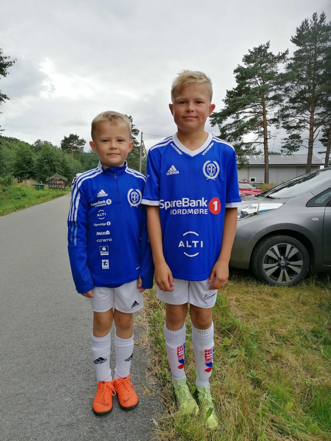 Brødrene Anders Dalsegg Bruset (10 år) og Emil Bruset Dalsegg (7 år) spiller for Surnadal. De spilte tre kamper hver, og syntes det var artig på cup på Søya-banen. Nå gleder de seg til Rindals-cup neste helg.