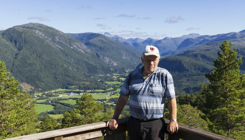 Guiden Anders Hallset på si hytte med panoramautsikt