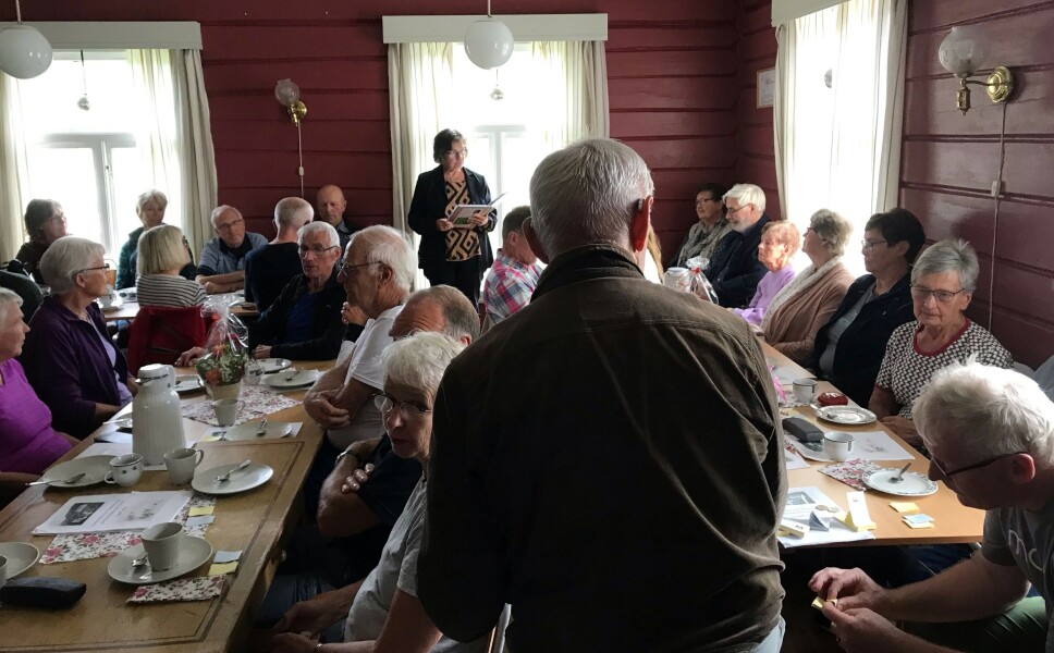 Fullt hus i Grendahuset. Grete Oddny Moen Aarnes las blant anna eigne dikt. Primus motor Svein Aarnes med ryggen til.