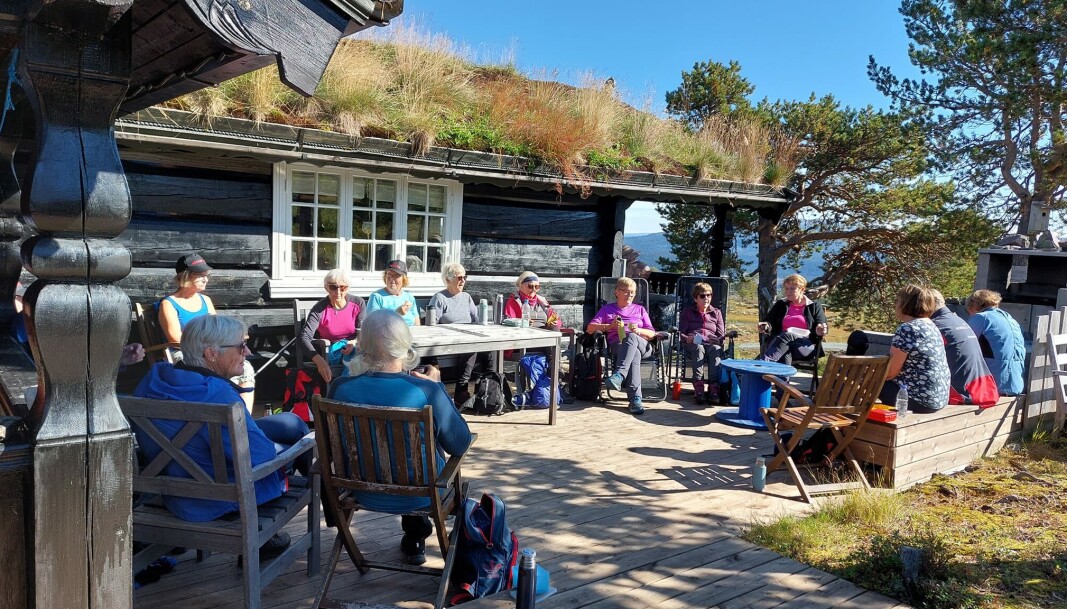 Gjengen samla til rast på verandaen. Gjengen samla til rast på verandaen.