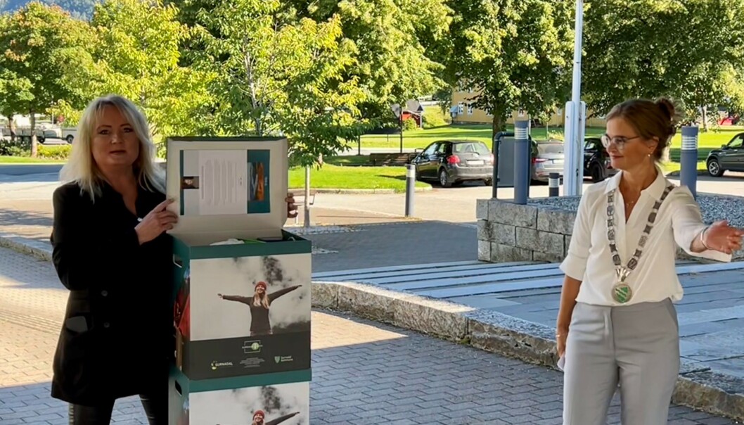 Sara Akerfeldt kunne stolt presentere Surnadalsboksen, som ordfører Margrethe Svinvik delte ut til de oppmøtte nytilskuddene i kommunen. Sara Akerfeldt kunne stolt presentere Surnadalsboksen, som ordfører Margrethe Svinvik delte ut til de oppmøtte nytilskuddene i kommunen.