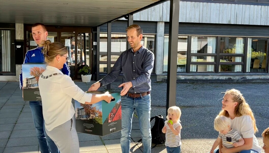 Johan Mogstad Åsenklint tar imot boks fra ordføreren. Kona Silje med barna til høyre. Johan Mogstad Åsenklint tar imot boks fra ordføreren. Kona Silje med barna til høyre.