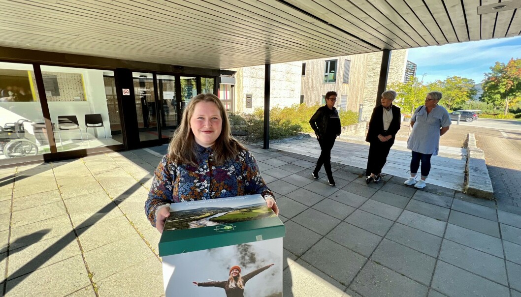 Kommunens nye biblioteksjef, Gunhild Marie Täringskog var glad for å komme hjem igjen. I bakgrunn skimtes Åse Torill Solli fra Trollheim og Heidi Meslo Sæther og styreleder Britt Brauten fra Surnadal Næringsforening. Kommunens nye biblioteksjef, Gunhild Marie Täringskog var glad for å komme hjem igjen. I bakgrunn skimtes Åse Torill Solli fra Trollheim og Heidi Meslo Sæther og styreleder Britt Brauten fra Surnadal Næringsforening.
