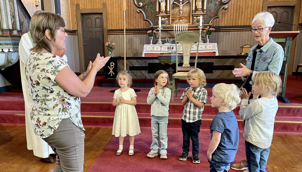 Songleik: «Eg er trygg hos deg» som bevegelsessong i Stangvik-kyrkja. Elsa Jensvold (t.v.), Torbjørn Brøske (delvis skjult) og Berit Anne Røkkum saman med dei yngste. Songleik: «Eg er trygg hos deg» som bevegelsessong i Stangvik-kyrkja. Elsa Jensvold (t.v.), Torbjørn Brøske (delvis skjult) og Berit Anne Røkkum saman med dei yngste.