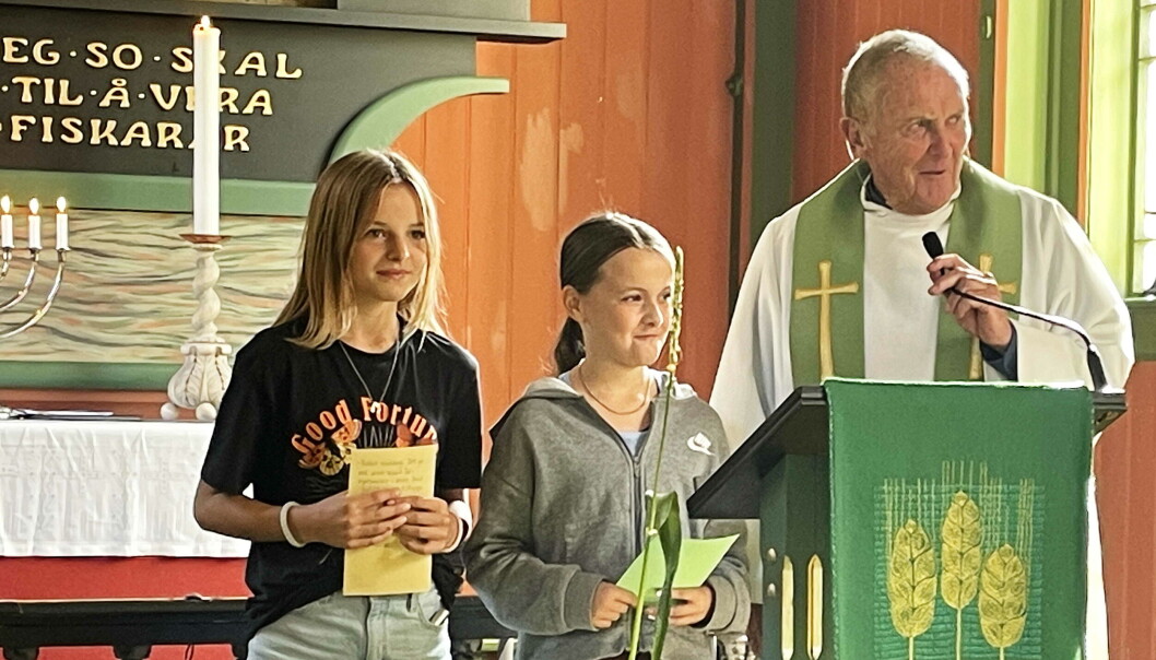 Hausttakkefest: Martine (t.v.) og Lisa frå Start 4H fortel sokneprest Brøske og forsamlinga i Todalen kyrkje om arbeidet i laget sitt. Hausttakkefest: Martine (t.v.) og Lisa frå Start 4H fortel sokneprest Brøske og forsamlinga i Todalen kyrkje om arbeidet i laget sitt.