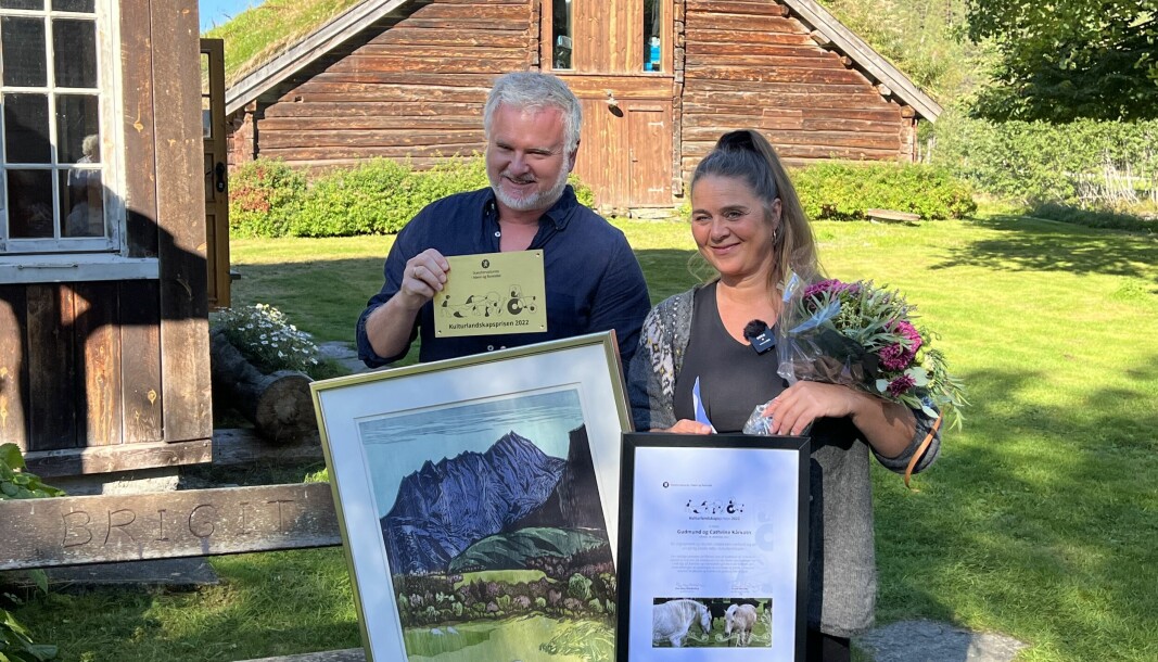 Gudmund og Cathrine Kårvatn viser stolt frem pris og premier som vinnere Kulturlandskapsprisen 2022 i Møre og Romsdal.