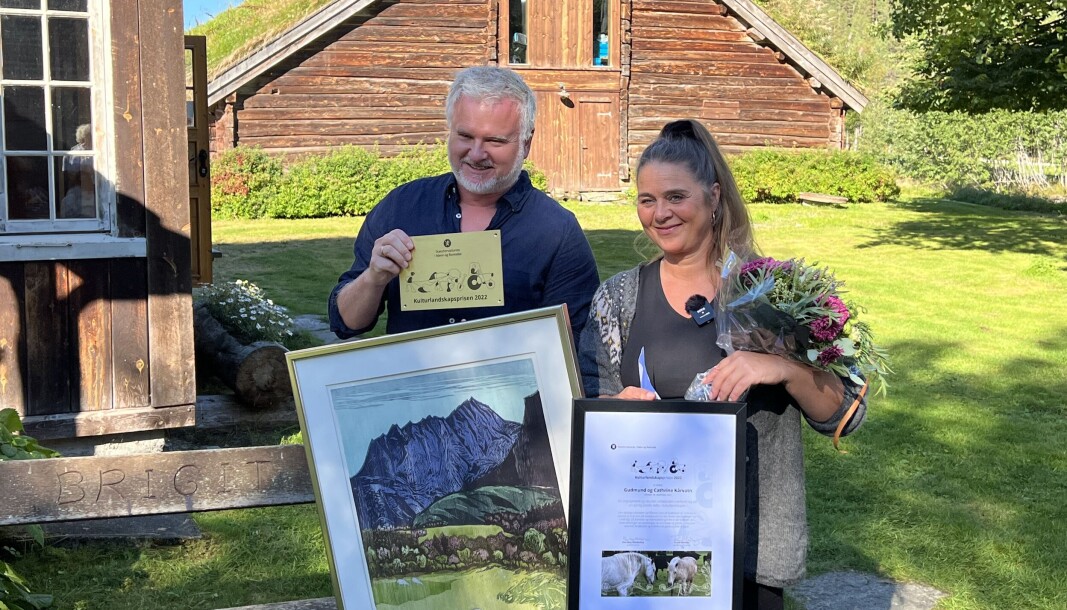 Gudmund og Cathrine Kårvatn viser stolt frem pris og premier som vinnere Kulturlandskapsprisen 2022 i Møre og Romsdal. Gudmund og Cathrine Kårvatn viser stolt frem pris og premier som vinnere Kulturlandskapsprisen 2022 i Møre og Romsdal.