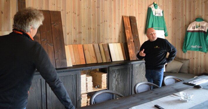 Lasse Rindal viser fram prøver med ulike typer panel og ulike typer overflatebehandling som er utstilt i AG-Tre sine lokaler. Lasse Rindal viser fram prøver med ulike typer panel og ulike typer overflatebehandling som er utstilt i AG-Tre sine lokaler.
