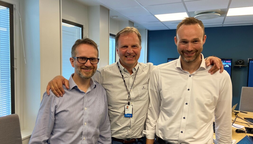 Adm. direktør i SpareBank 1 Nordmøre, Allan Troelsen, flankert av kommende adm. direktør Einar Bergem (t.v.) og kommende viseadm. direktør Jostein Kvendset. Adm. direktør i SpareBank 1 Nordmøre, Allan Troelsen, flankert av kommende adm. direktør Einar Bergem (t.v.) og kommende viseadm. direktør Jostein Kvendset.
