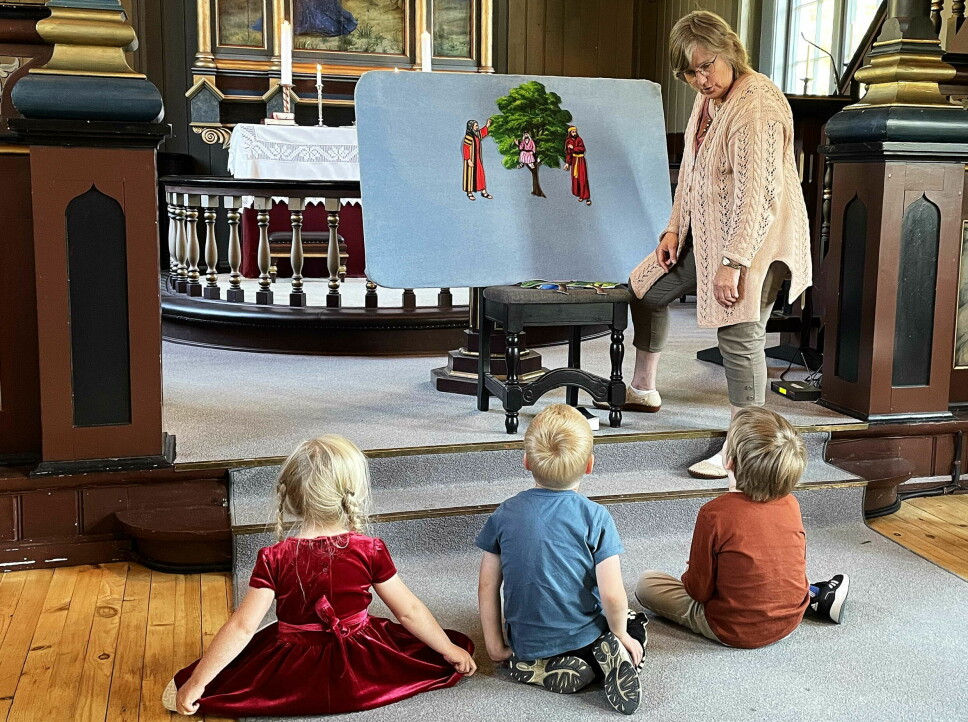 Bibelforteljing frå kyrkjekvelden sist måndag. Elsa Jensvold og nokre av 4-åringane.