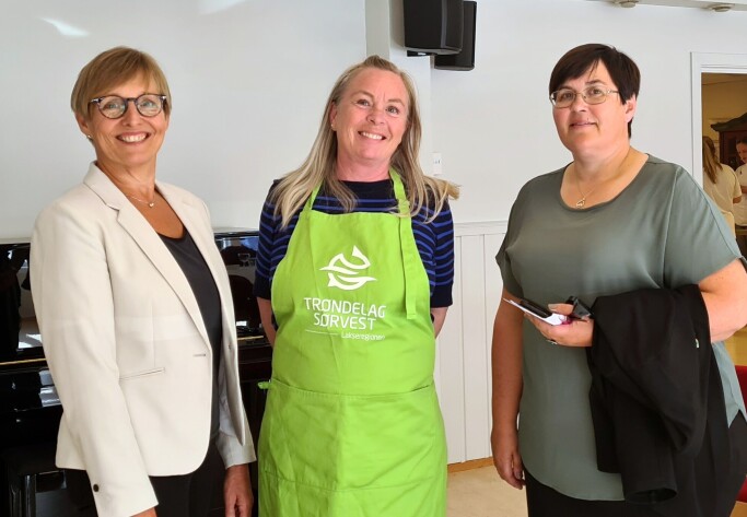 Helse- og omsorgsledar Grete Ranes Heggen, Kirsti Selstad, utviklingsrettleiar for mat- og helseprosjektet hos Trøndelag Sørvest, Lakseregionen, og ordførar Vibeke Langli. Helse- og omsorgsledar Grete Ranes Heggen, Kirsti Selstad, utviklingsrettleiar for mat- og helseprosjektet hos Trøndelag Sørvest, Lakseregionen, og ordførar Vibeke Langli.