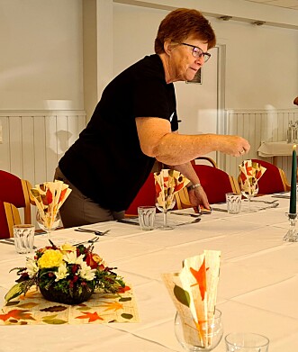Ann Elin Brønstad avsluttar pyntinga med å tenne lysa Ann Elin Brønstad avsluttar pyntinga med å tenne lysa