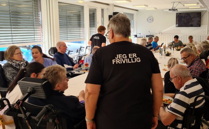 Dei frivillige sørga for at alle kom på plass, og dei hjelpte også til med serveringa Dei frivillige sørga for at alle kom på plass, og dei hjelpte også til med serveringa