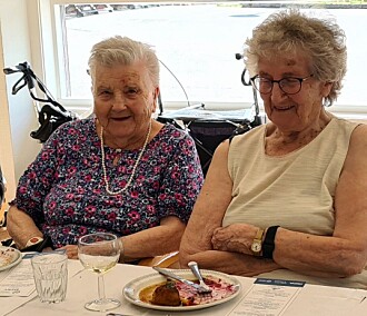 Med sine 99 år var Jenny Elshaug eldste gjest. Her sit ho i lag med Ildri Heggem. Med sine 99 år var Jenny Elshaug eldste gjest. Her sit ho i lag med Ildri Heggem.